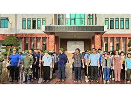 Cán bộ, công chức, viên chức, người lao động UBND xã Đại Thanh ra quân tổng vệ sinh môi trường sáng thứ 7