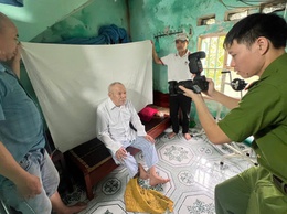 Hơn 100 đảng viên cao tuổi đảng ở Phú Xuyên được cấp đổi thẻ ngay tại nhà