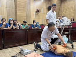 Cập nhật kiến thức cấp cứu cho đội ngũ nhân viên y tế tham gia phục vụ Lễ Kỷ niệm 80 năm Cách mạng Tháng Tám thành công