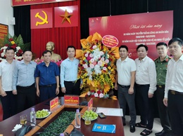 Lãnh đạo xã Bát Tràng chúc mừng lực lượng Công an xã nhân kỷ niệm 80 năm Ngày truyền thống Công an Nhân dân