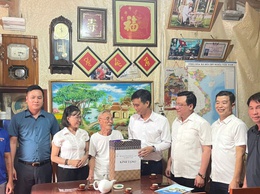ĐỒNG CHÍ NGUYỄN HỮU DŨNG – PHÓ BÍ THƯ ĐẢNG ỦY – CHỦ TỊCH UBND XÃ THIÊN LỘC – TRƯỞNG ĐOÀN SỐ 03 ĐI THĂM, TẶNG QUÀ ĐỐI TƯỢNG NGƯỜI HOẠT ĐỘNG KHÁNG CHIẾN BỊ ĐỊCH BẮT TÙ ĐÀY NHÂN DỊP 80 NĂM QUỐC KHÁNH 02/9