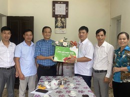 Ủy ban MTTQ Việt Nam xã Minh Châu thăm, tặng quà Linh mục Giáo họ Chu Chàng