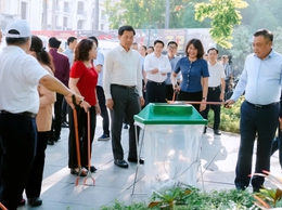 Chủ tịch Hà Nội cùng người dân dọn rác tại quảng trường