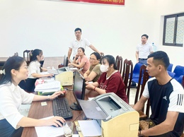 Phó Chủ tịch UBND xã kiểm tra hoạt động tại Điểm phục vụ hành chính công khu vực Sài Sơn