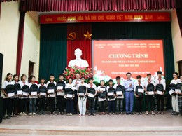 Xã Chương Dương: Trao quà tặng 100 học sinh hoàn cảnh khó khăn dịp năm học mới