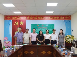 Lễ ký kết hợp đồng uỷ thác cho vay vốn giữa Ngân hàng Chính sách xã hội và phường Tây Hồ, Phú Thượng.