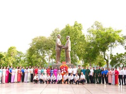 Phường Hai Bà Trưng tổ chức Lễ dâng hoa tại Tượng đài Bác Hồ - Bác Tôn nhân dịp kỷ niệm 137 năm Ngày sinh Chủ tịch Tôn Đức Thắng.