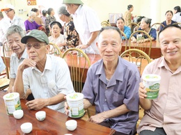 Công ty Cổ phần Giải Pháp Dinh Dưỡng Toàn Cầu trao tặng sản phẩm sữa Milk Pasfo cho người có công trên địa bàn xã Đại Xuyên
