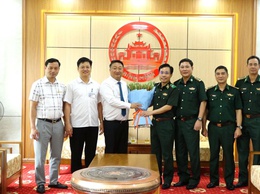 Thiếu tướng Vũ Quốc Ân - Phó Chính ủy Bộ đội Biên phòng thăm và tặng quà Đảng bộ xã Bình Minh trước thềm Đại hội