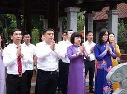 Lãnh đạo phường Bồ Đề viếng Đài tưởng niệm các Anh hùng Liệt sĩ trước thềm Đại hội Đảng bộ phường lần thứ I, nhiệm kỳ 2025- 2030