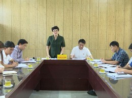 Đồng chí Trương Thị Dung - Phó Bí thư Thường trực Đảng ủy xã An Khánh cùng Tổ đại biểu số 24 HĐND Thành phố tiếp công dân