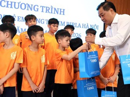 Tặng quà cho trẻ em tại Làng trẻ em Birla Hà Nội chuẩn bị bước vào năm học mới 2025-2026