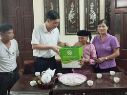 Đồng chí Chủ tịch UBND xã tặng quà gia đình chính sách