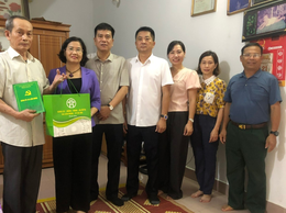 Đồng chí Nguyễn Thị Hường thăm tặng quà người có công tiêu biểu