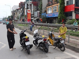 Mâu thuẫn trong làm ăn, 4 đối tượng rủ nhau chặn đánh người, cướp xe máy