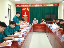 Đoàn công tác cụm phòng thủ khu vực 2 – Phúc Thọ làm việc tại xã Minh Châu.