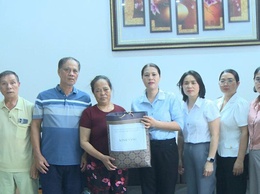 Chủ tịch Hội Liên hiệp Phụ nữ xã Hát Môn thăm, tặng quà các gia đình khó khăn nhân dịp Quốc khánh 2/9