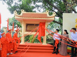 Phường Xuân Phương gắn biển địa điểm Bác Hồ về thăm Nhân dân Kiều Mai.