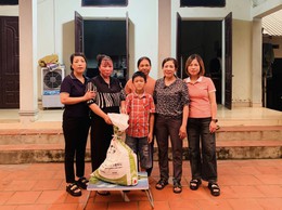 Chi hội Phụ nữ thôn Tân Phong 3 tặng 5 suất quà cho 5 gia đình chị em có hoàn cảnh khó khăn từ mô hình hũ gạo tình thương. 