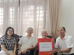 Phường Định Công thăm, tặng quà các gia đình chính sách, người có công với cách mạng