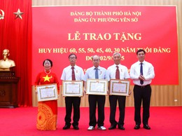 Phường Yên Sở: 23 Đảng viên vinh dự được trao Huy hiệu Đảng