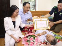 Đồng chí Phó Bí thư Thường trực Đảng uỷ trao Huy hiệu 60 năm tuổi Đảng tại nhà cho đảng viên
