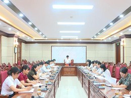 Thường trực Đảng ủy xã Phúc Thọ nghe báo cáo công tác y tế, chăm sóc sức khỏe nhân dân