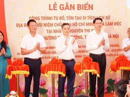 Phường Phú Thượng gắn biển công trình lưu niệm 80 năm Chủ tịch Hồ Chí Minh về ở, làm việc