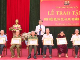 Đảng bộ xã Phúc Lộc tổ chức Lễ trao tặng Huy hiệu Đảng đợt 02/9/2025 cho đảng viên