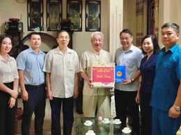 Phường Xuân Đỉnh: Dâng hương tưởng niệm liệt sĩ và thăm hỏi, tặng quà người có công tiêu biểu