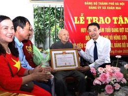 Đảng ủy xã Xuân Mai trao Huy hiệu Đảng tặng đảng viên Võ Hồng Sơn trú tại thôn Tân Mai