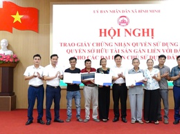 Xã Bình Minh trao giấy chứng nhận quyền sử dụng đất cho người dân