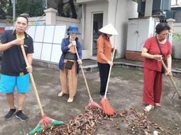 Các tổ dân phố phường Long Biên đồng loạt ra quân vệ sinh môi trường sáng thứ Bảy - Chung tay vì một môi trường sống xanh, sạch, đẹp