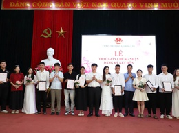 UBND xã Hồng Vân trao Giấy chứng nhận đăng ký kết hôn cho công dân