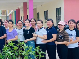 Nhóm thiện nguyện Cầu Giấy trao tặng 30 cây Hoa Bún cho Trường Mầm non Bích Hoà