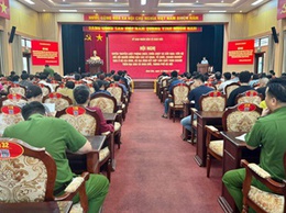 Hơn 300 chủ cơ sở, người đứng đầu các cơ quan, tổ chức, doanh nghiệp, cơ sở, cũng như các hộ gia đình và hộ gia đình kết hợp hoạt động sản xuất, kinh doanh dự hội nghị tuyên truyền Luật PCCC&CNCH.