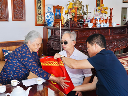 Xã Yên Lãng gửi quà gia đình chính sách, người có công nhân dịp kỷ niệm 80 năm Quốc khánh 2/9.