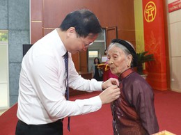Đảng bộ phường Vĩnh Hưng trao tặng Huy hiệu đảng đợt 02/9/2025