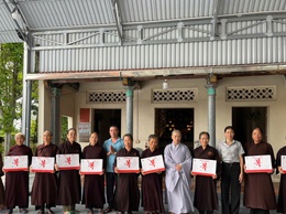 Sư thầy Thích Đàm Thịnh – trụ trì chùa Thắng Quang trao tặng tổng số 100 suất quà cho các gia đình có hoàn cảnh khó khăn 