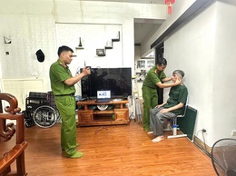 Công an phường Yên Sở tận tâm, trách nhiệm trong công tác cấp đổi thẻ đảng viên