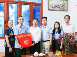 Chủ tịch UBND xã Quốc Oai thăm, tặng quà người có công nhân dịp Quốc khánh 2/9