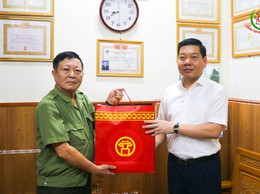 Bí thư Đảng ủy, Chủ tịch HĐND xã thăm hỏi, tặng quà người có công nhân dịp kỷ niệm 80 năm Cách mạng tháng 8 thành công và Quốc khánh 2/9