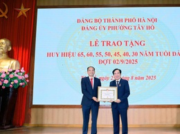 Tây Hồ: 184 đảng viên được trao Huy hiệu Đảng dịp 2/9