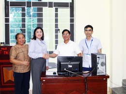 UBND xã Quảng Bị trao tặng và lắp đặt 06 bộ máy tính hỗ trợ người dân thực hiện dịch vụ công trực tuyến tại các điểm “Bình dân học vụ số” lưu động