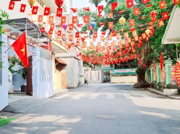 QUỐC OAI RỰC RỠ CỜ HOA, ĐÈN LỒNG