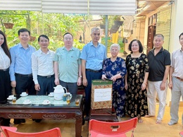Lãnh đạo phường Nghĩa Đô tri ân, tặng quà Người có công nhân kỷ niệm 80 năm ngày Quốc khánh