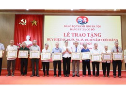 Đảng uỷ xã Cổ Đô tổ chức trao huy hiệu Đảng đợt 2/9/2025. 

