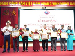 Đảng uỷ xã Dương Hoà trao tặng Huy hiệu Đảng đợt 02/9 cho 36 đảng viên