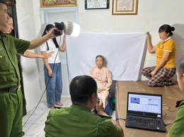 CÔNG AN XÃ ĐẠI THANH TRIỂN KHAI THU NHẬN HỒ SƠ CẤP THẺ ĐẢNG VIÊN LƯU ĐỘNG TẠI NHÀ CHO CÁC ĐẢNG VIÊN CAO TUỔI, YẾU THẾ