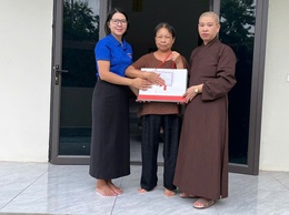 Thầy Thích Đàm Thịnh – Trụ trì chùa Thắng Quang đã trao tặng 02 suất quà trị giá trên 4 triệu đồng tới 02 hộ cận nghèo